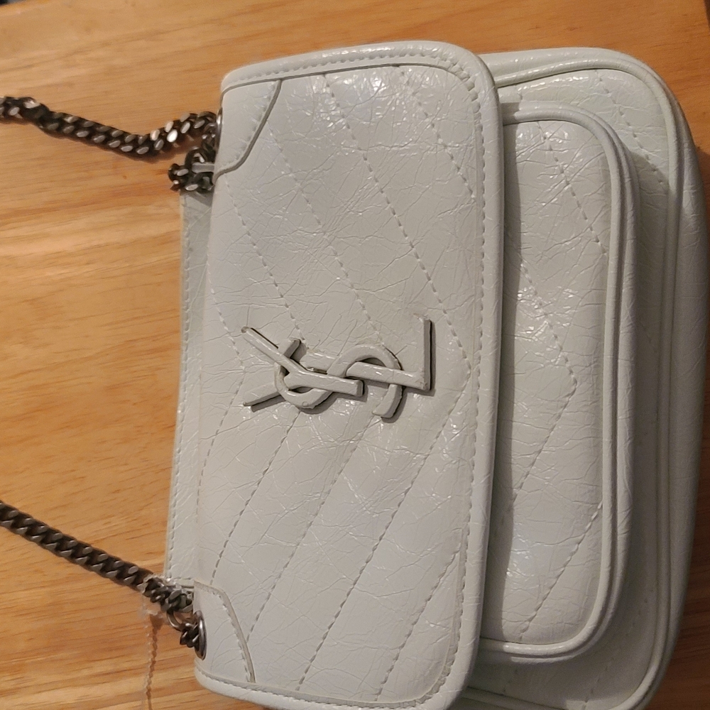 Stylish White Crossbody Bag with Quilted Design